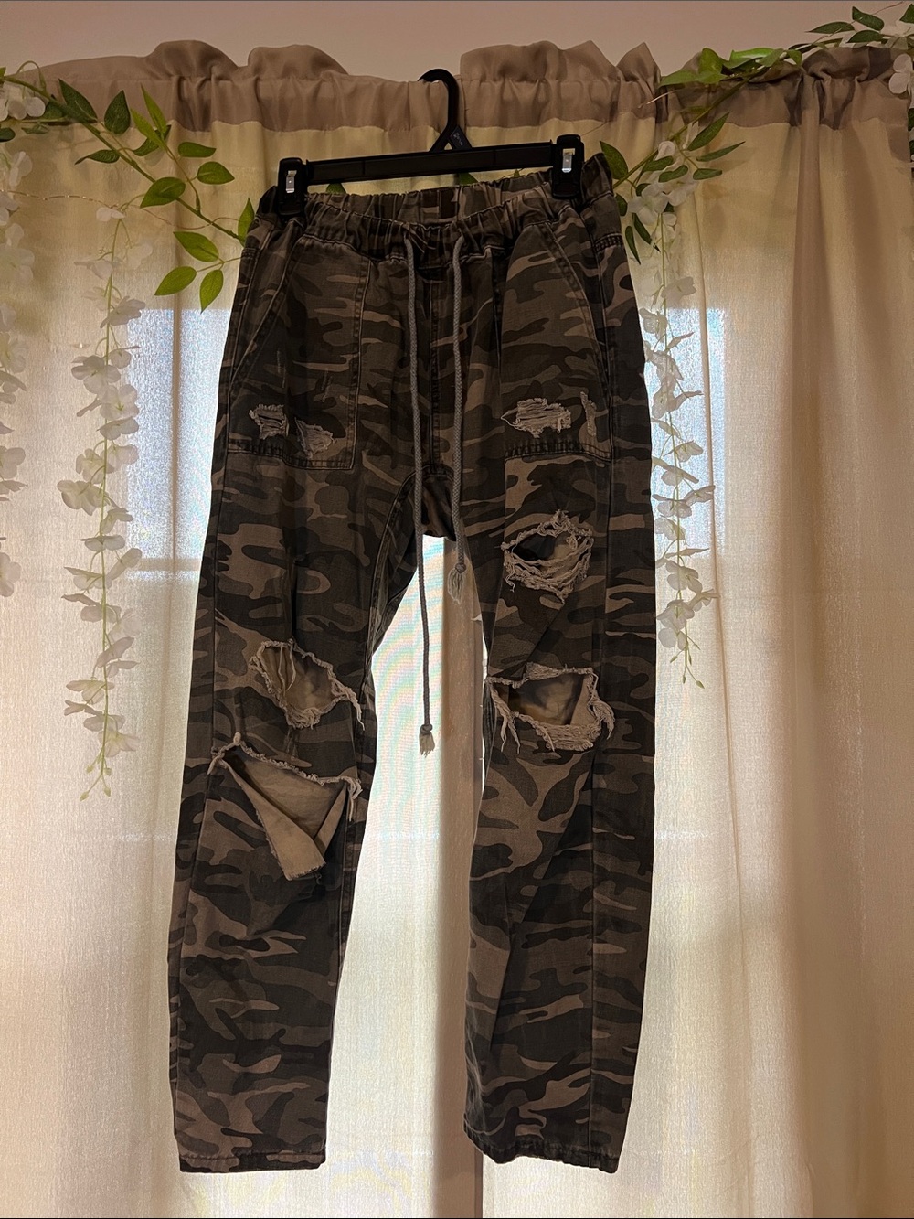 Mustard Seed Women's Distressed Camo Cargo Pants - Olive/Khaki